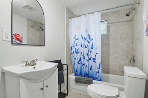 Een haardroger, handdoeken, toiletpapier