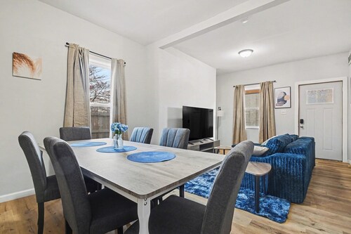 Modern Comfort Minutes from Notre Dame & Downtown!