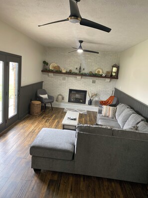 TV, fireplace