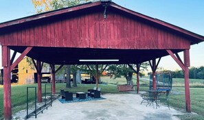 Outdoor dining - Spacious 4-bedroom house in serene Daniel Boone National Forest in Annville, KY (Annville)