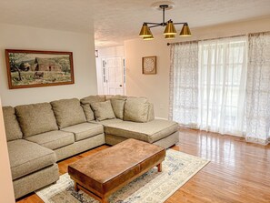TV, fireplace - Spacious 4-bedroom house in serene Daniel Boone National Forest in Annville, KY (Annville)