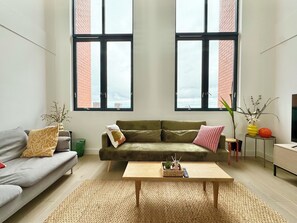 TV - 3 Bedroom Penthouse Roof Garden Parking Canal (Manchester)