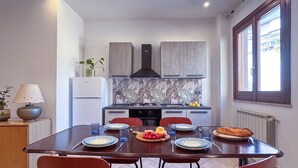 Une cuisine moderne avec un coin repas.