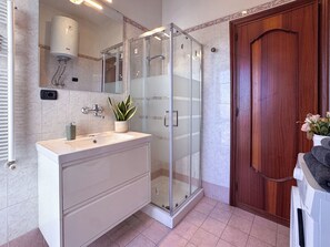 Regadera, secadora de cabello, bidet, toallas 