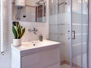 Shower, hair dryer, bidet, towels - Olympics GUEST HOUSE (Catania)