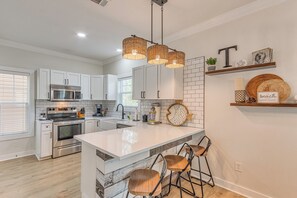 Fridge, microwave, stovetop, dishwasher