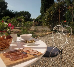 Outdoor dining - Chez Pierre. A perfect jewel for 2, beautiful pool and relaxing garden spaces . (Nizas)