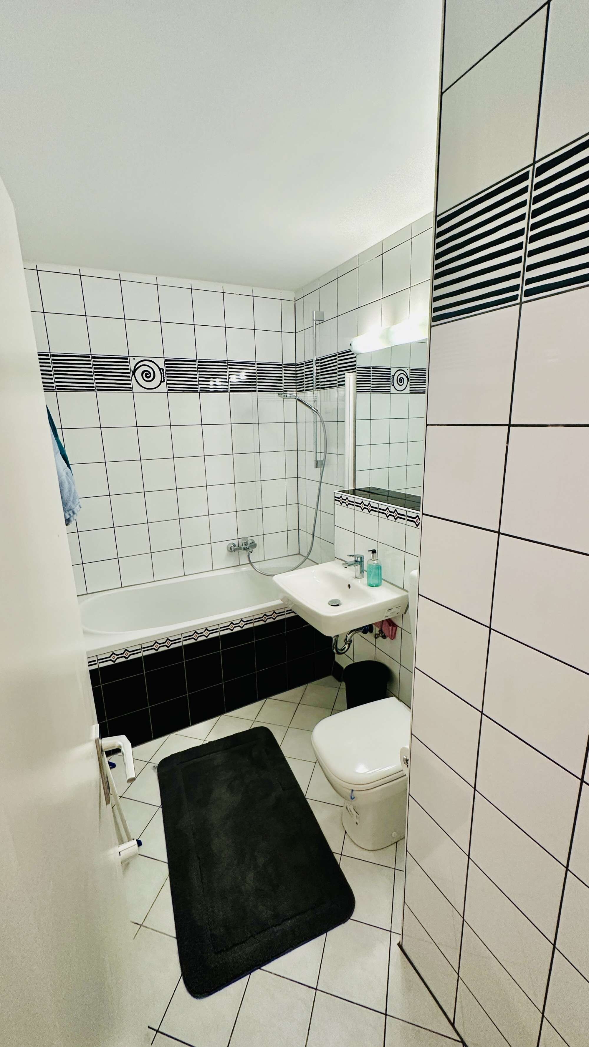 Ein Badezimmer mit einer Badewanne, einem Waschbecken und einer Toilette.