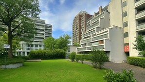 En bostadsbyggnad med en välskött gräsmatta och häckar.