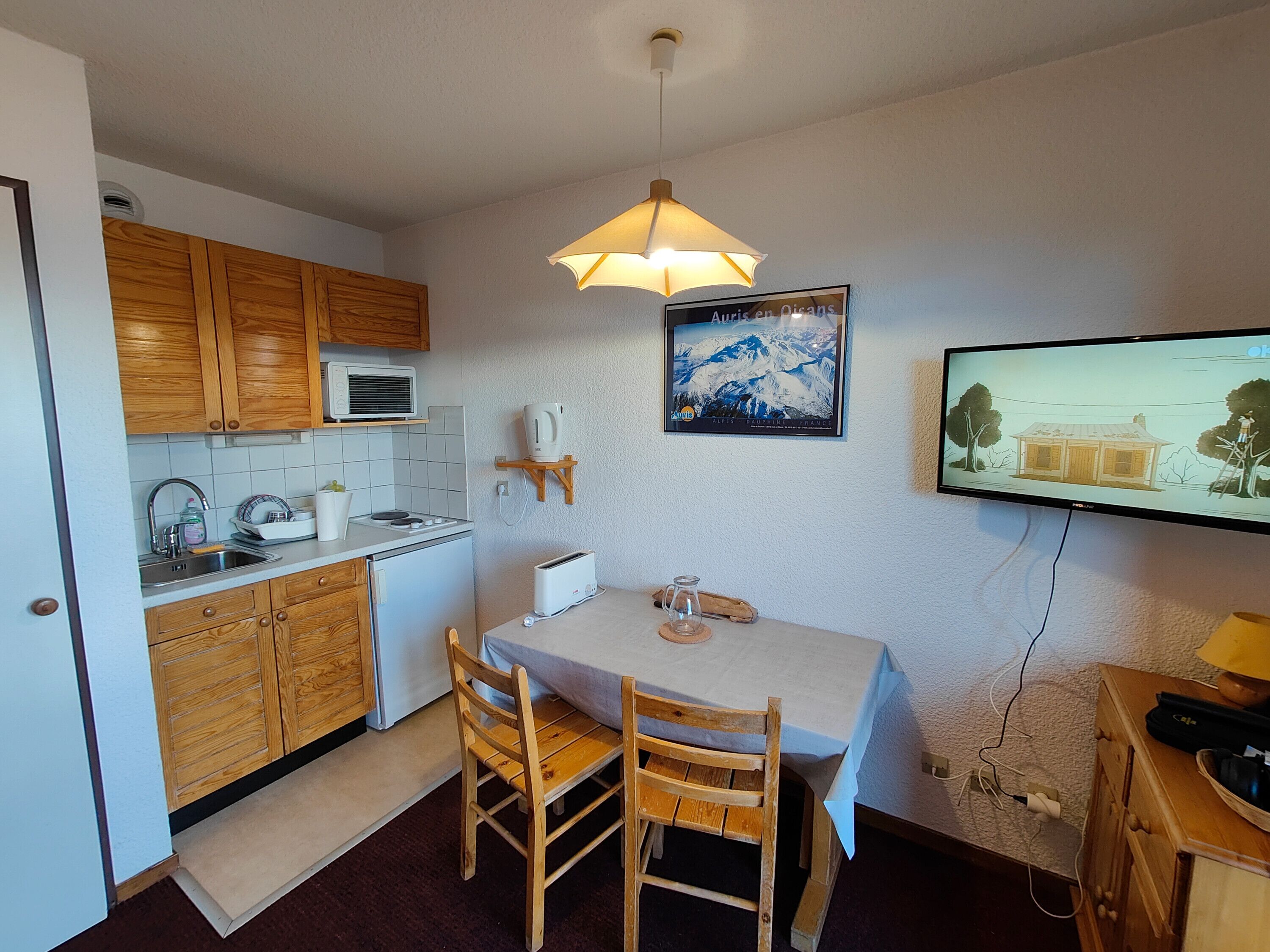 Jääkaappi, kahvin-/teenkeitin, keittoastiat/astiat/ruokailuvälineet