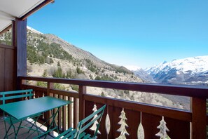 Outdoor dining - Studio "La Meije Mountain View" with Balcony and Mountain Views (Auris)