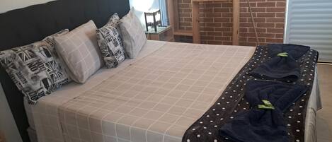 1 Schlafzimmer, BĂŒgeleisen/BĂŒgelbrett, WLAN, BettwĂ€sche