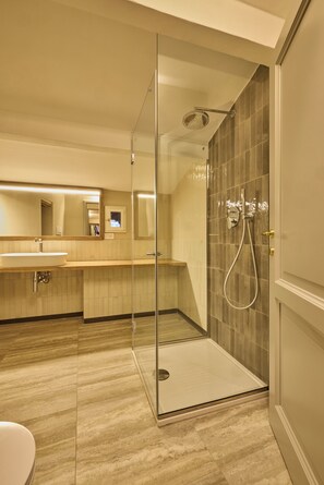Shower, hair dryer, bidet, towels - Vagnucci Apartment combines traditional charm with modern comfort. (Cortona)