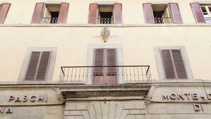 Fachada de edificio con los nombres "PASCHI" y "MONTE" visibles en la parte superior.