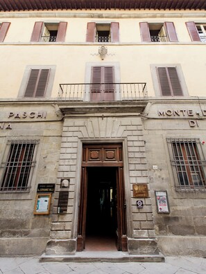Exterior detail - Vagnucci Apartment combines traditional charm with modern comfort. (Cortona)