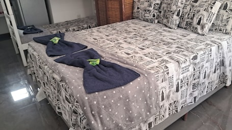 1 bedroom, iron/ironing board, WiFi, bed sheets. Paul's eco kitchenettes - Comfort Quadruple Room