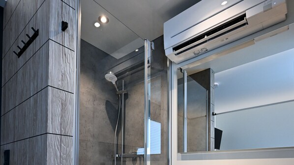 Habitación individual básica | Baño | Ducha, artículos de higiene personal gratuitos y secador de pelo