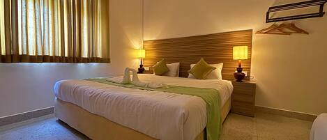 4 bedrooms, iron/ironing board, internet, bed sheets