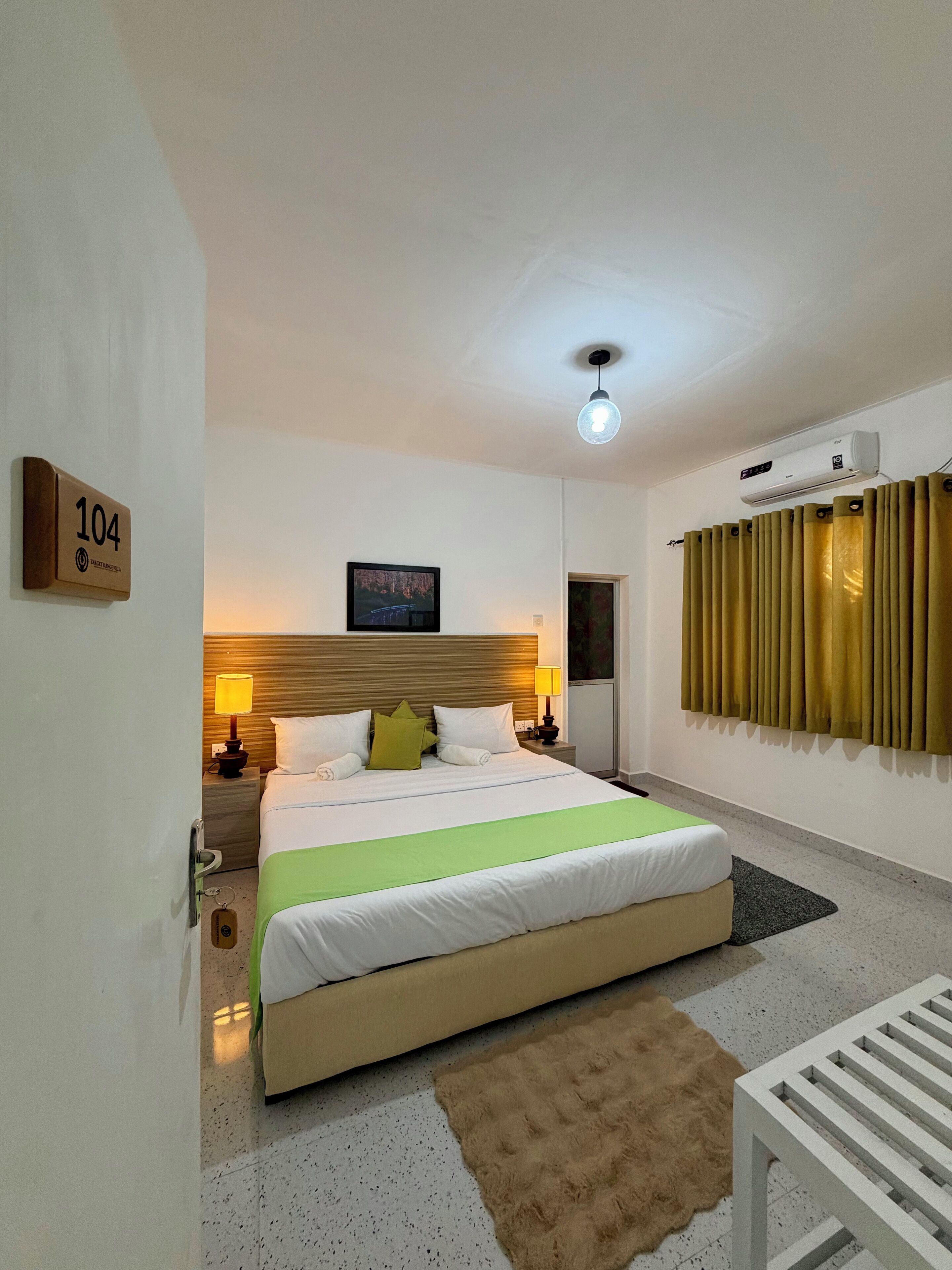 4 bedrooms, iron/ironing board, Internet, bed sheets