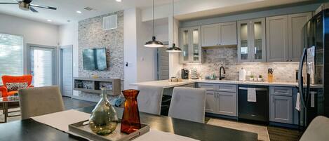 Frigorífic, microones, forn i placa de cuina