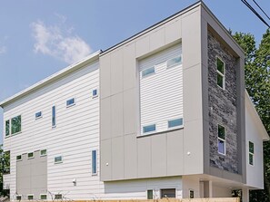 Exterior - Spacious 15BR/15BA Homes • Sleeps 40 • Houston (Houston)