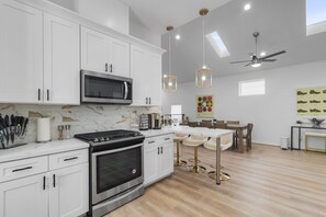 Fridge, microwave, oven, stovetop - Spacious 7BR/7BA Home • Retreat • Central Houston (Houston)