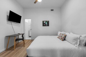 7 slaapkamers, een bureau, een strijkplank/strijkijzer, reisbedje
