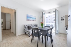 Dining - Apartment 'Brisa Blanca- Alghero' with Private Terrace, Wi-Fi and Air Conditioning (Alghero)
