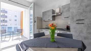 Kühlschrank, Ofen, Herdplatte, Wasserkocher mit Kaffee-/Teezubehör