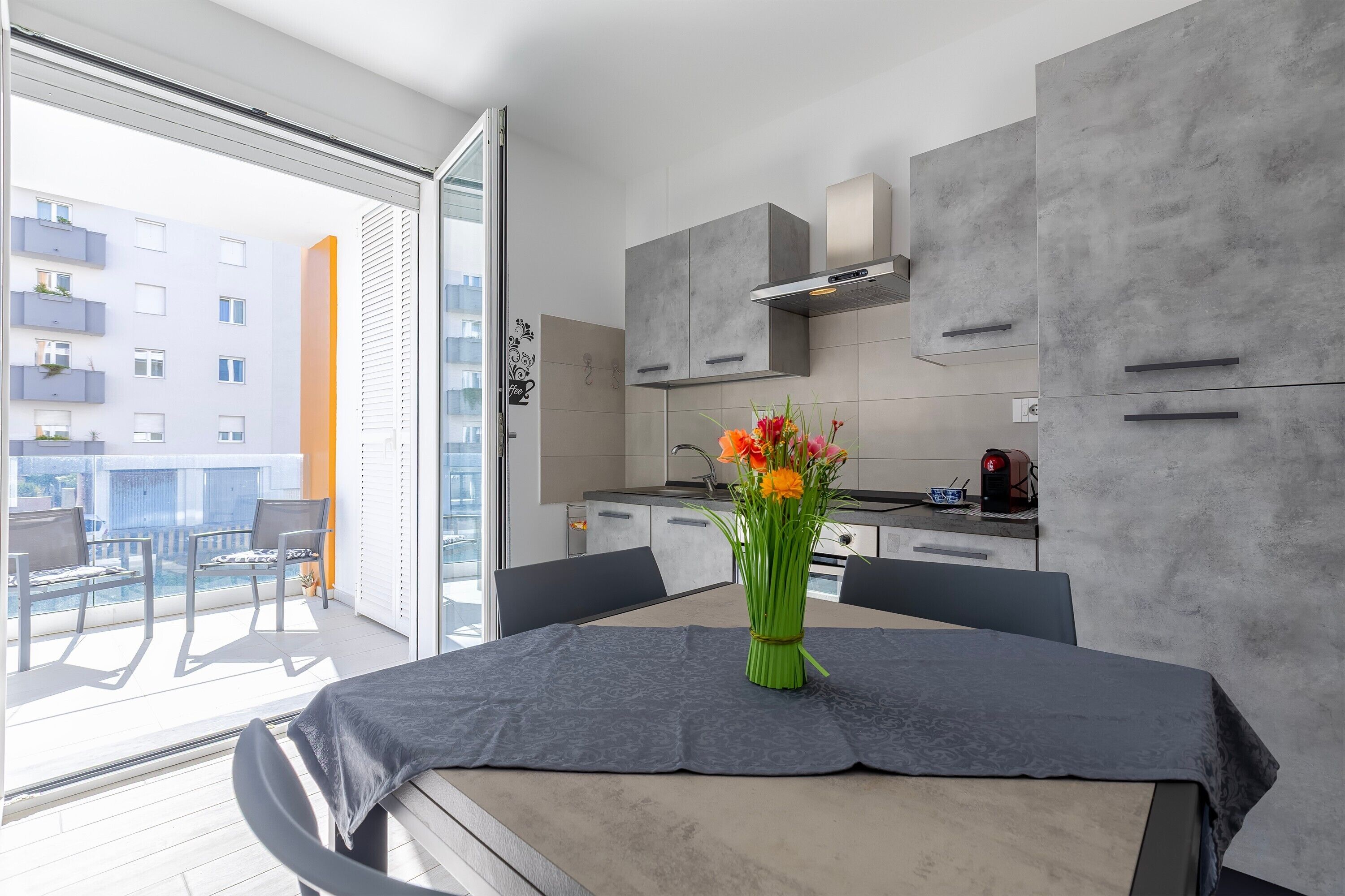 Kühlschrank, Ofen, Herdplatte, Wasserkocher mit Kaffee-/Teezubehör