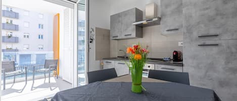 Fridge, oven, stovetop, coffee/tea maker