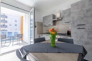 Fridge, oven, stovetop, coffee/tea maker - Apartment 'Brisa Blanca- Alghero' with Private Terrace, Wi-Fi and Air Conditioning (Alghero)