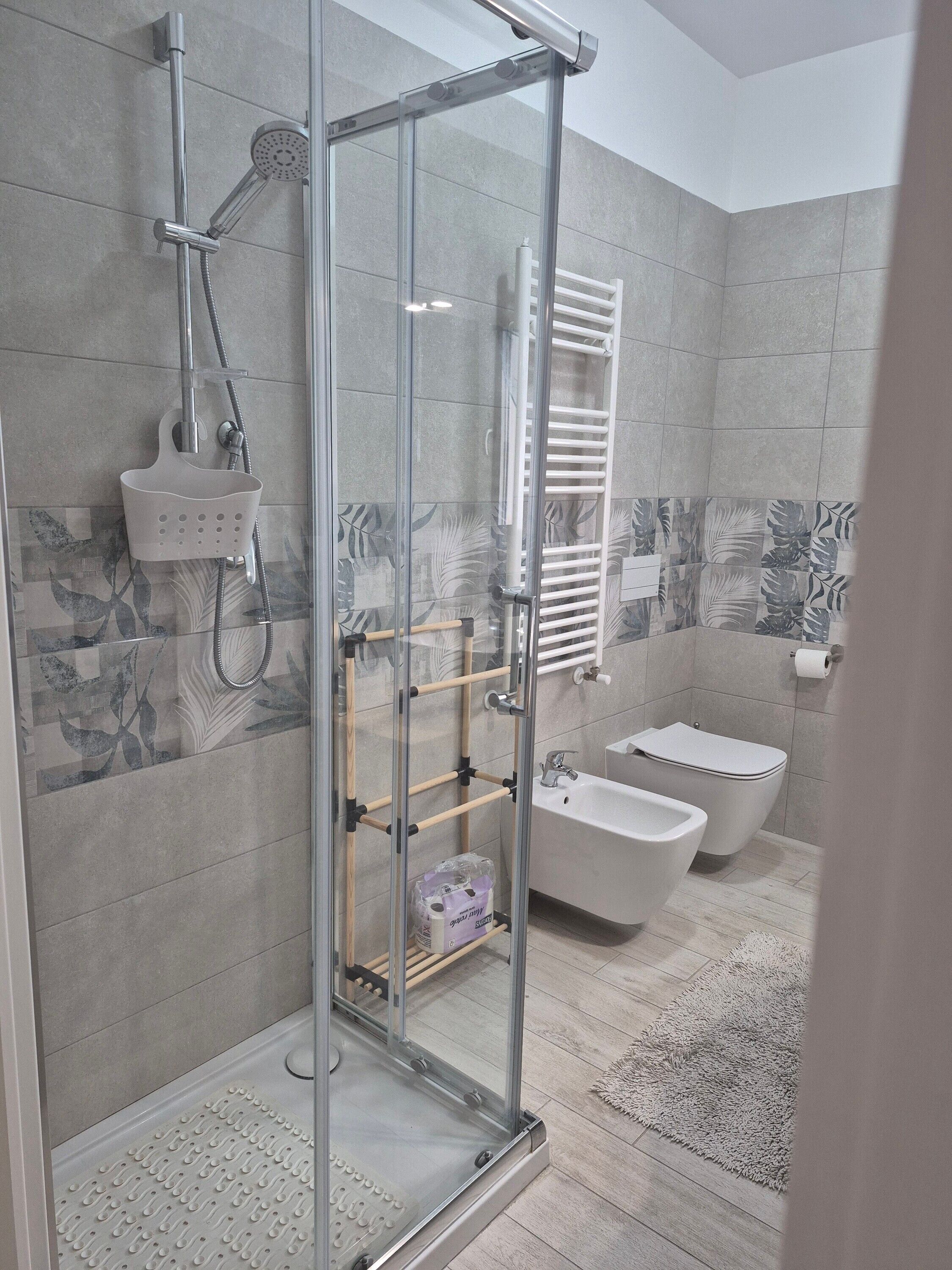 Dusche, Haartrockner, Handtücher