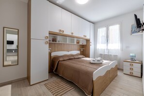 Iron/ironing board, WiFi, bed sheets - Apartment 'Brisa Blanca- Alghero' with Private Terrace, Wi-Fi and Air Conditioning (Alghero)