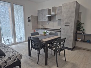 Geladeira, fogão, cooktop, cafeteira/chaleira