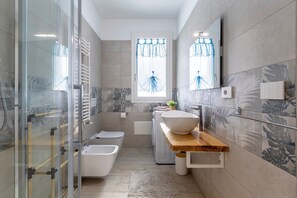 Shower, hair dryer, towels - Apartment 'Brisa Blanca- Alghero' with Private Terrace, Wi-Fi and Air Conditioning (Alghero)