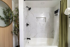 Een haardroger, handdoeken, zeep, toiletpapier