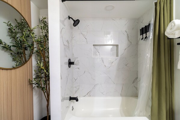 Secadora de cabello, toallas, jabón, papel de baño