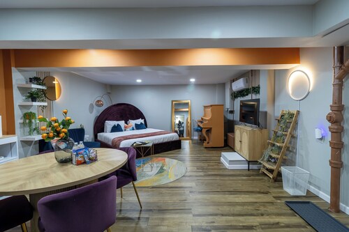 VIBES! Breakfast - Free Parking/Piano/King Bed