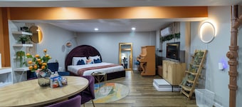 VIBES! Breakfast - Free Parking/Piano/King Bed