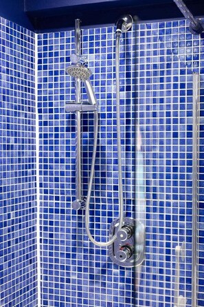 Shower, hair dryer - GuestReady - Cozy studio in vibrant Shoreditch (London)