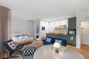 Books - GuestReady - Cozy studio in vibrant Shoreditch (London)