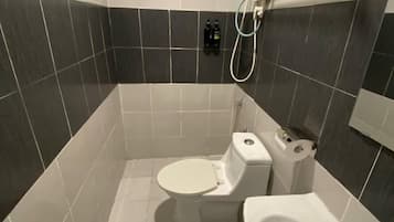 Camera Standard, per soli uomini, non fumatori, aria condizionata | Bagno | Doccia, asciugamani, sapone, shampoo