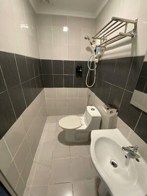 Habitació estàndard, només per a homes, no fumadors, aire condicionat | Bany | Dutxa, tovalloles, sabó i xampú 