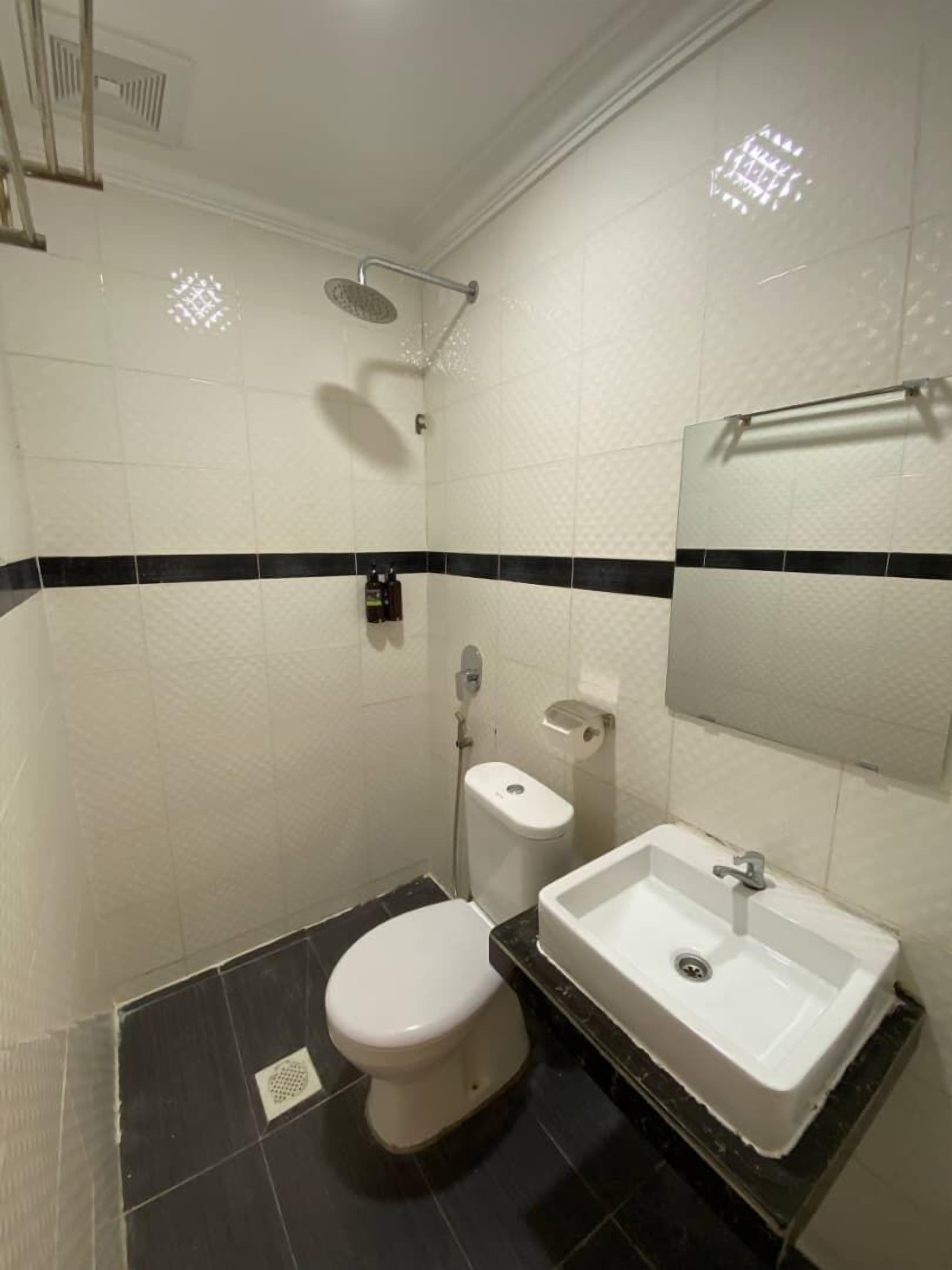 Standard Room, Women only, Non Smoking, Air conditioning | Bathroom | Shower, towels, soap, shampoo