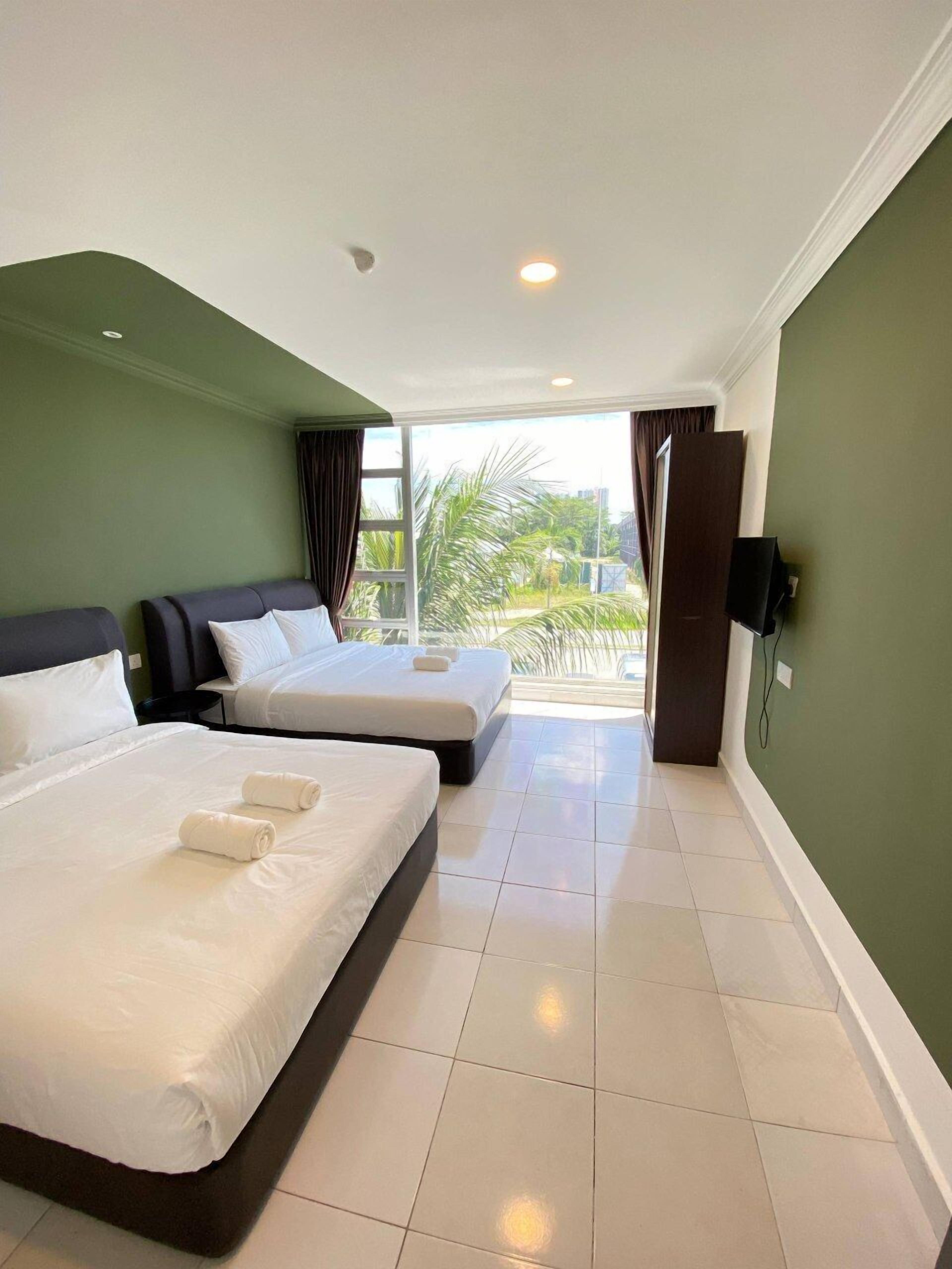 Family Quadruple Room, Non Smoking, Private Bathroom | Desk, free WiFi, bed sheets