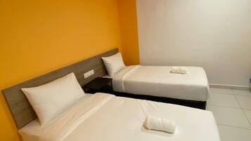 bed in 3-bed Male Dorm, Non Smoking, Air conditioning, Private Bathroom | Meja kerja, Wi-Fi gratis, dan seprai linen