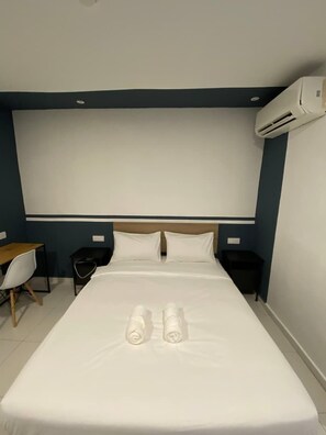 Standard Double Room (Without Windows), 1 Queen Bed, Non Smoking, Private Bathroom | Työpöytä, ilmainen Wi-Fi, vuodevaatteet