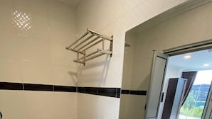 Ein Badezimmer mit Toilette, Waschbecken und Dusche.
