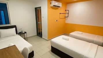 bed in 3-bed Male Dorm, Non Smoking, Air conditioning, Private Bathroom | Meja, Wi-fi percuma, cadar katil